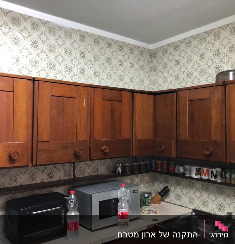 מטבח עם ארונות עץ, מיקרוגל וטוסטר